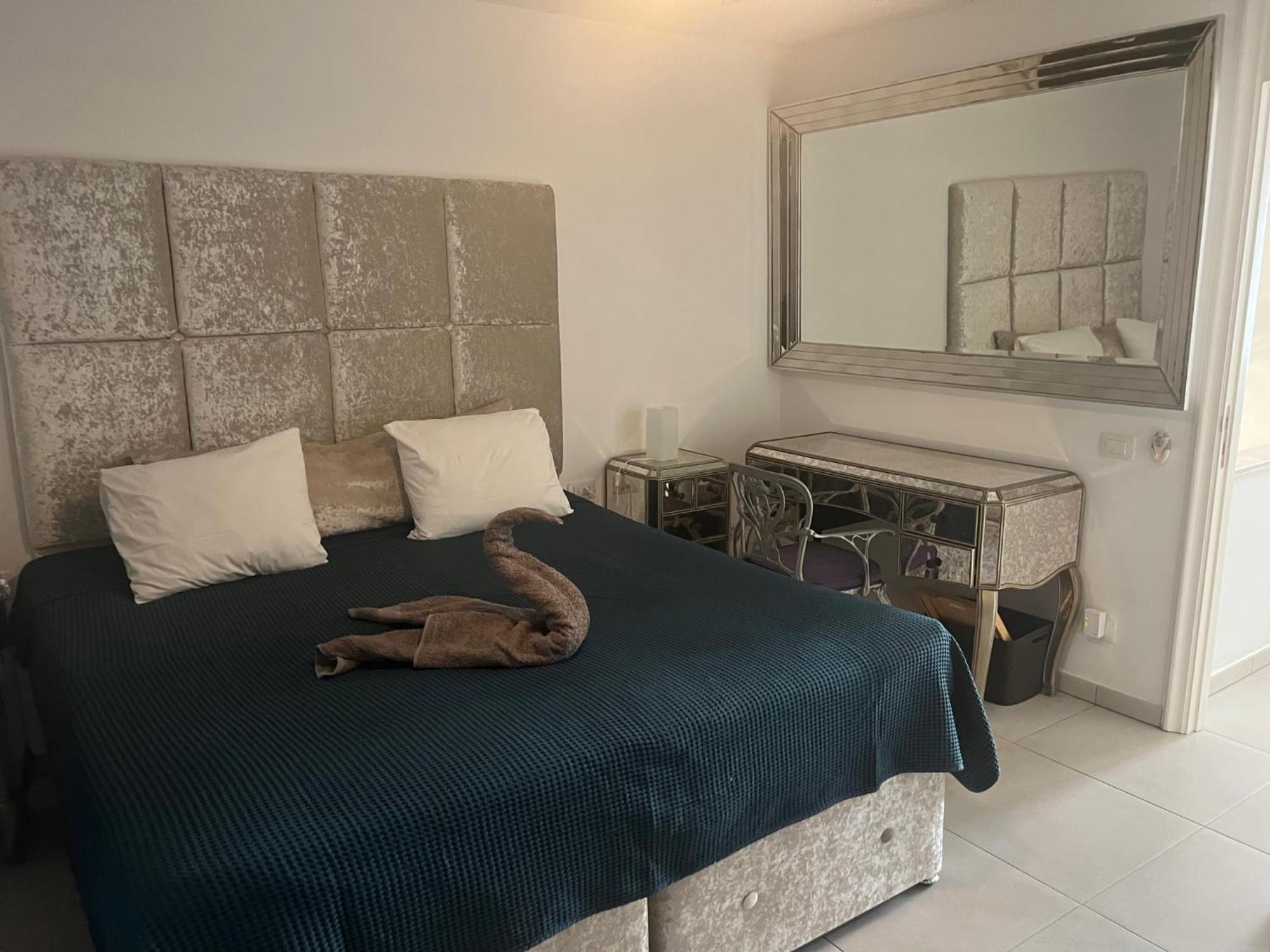 Luxury 4 Bedroom With Jacuzzi & Large Garden Playa de las Americas (Tenerife)