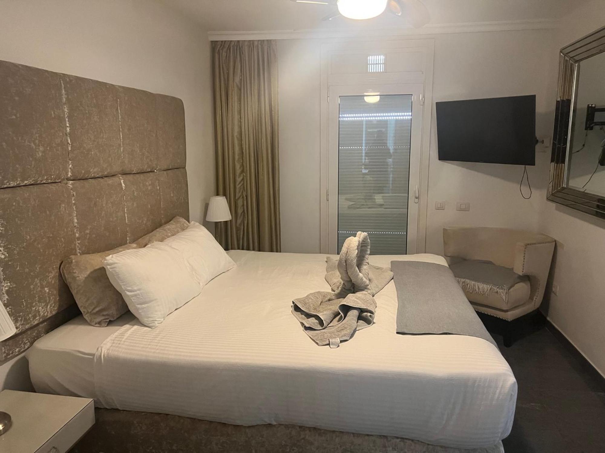 Luxury 4 Bedroom With Jacuzzi & Large Garden Villa