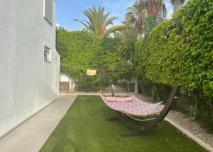 Luxury 4 Bedroom Villa With Jacuzzi & Large Garden