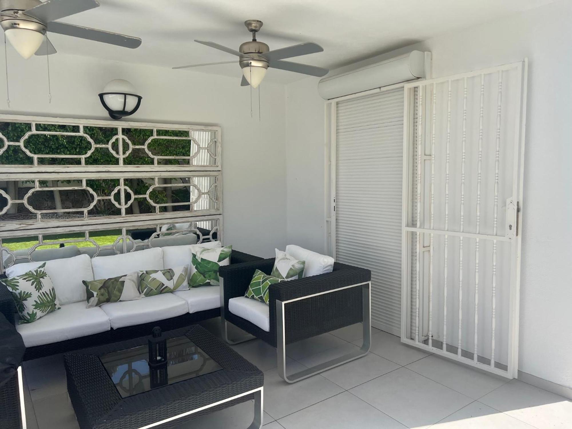 Luxury 4 Bedroom With Jacuzzi & Large Garden Villa *