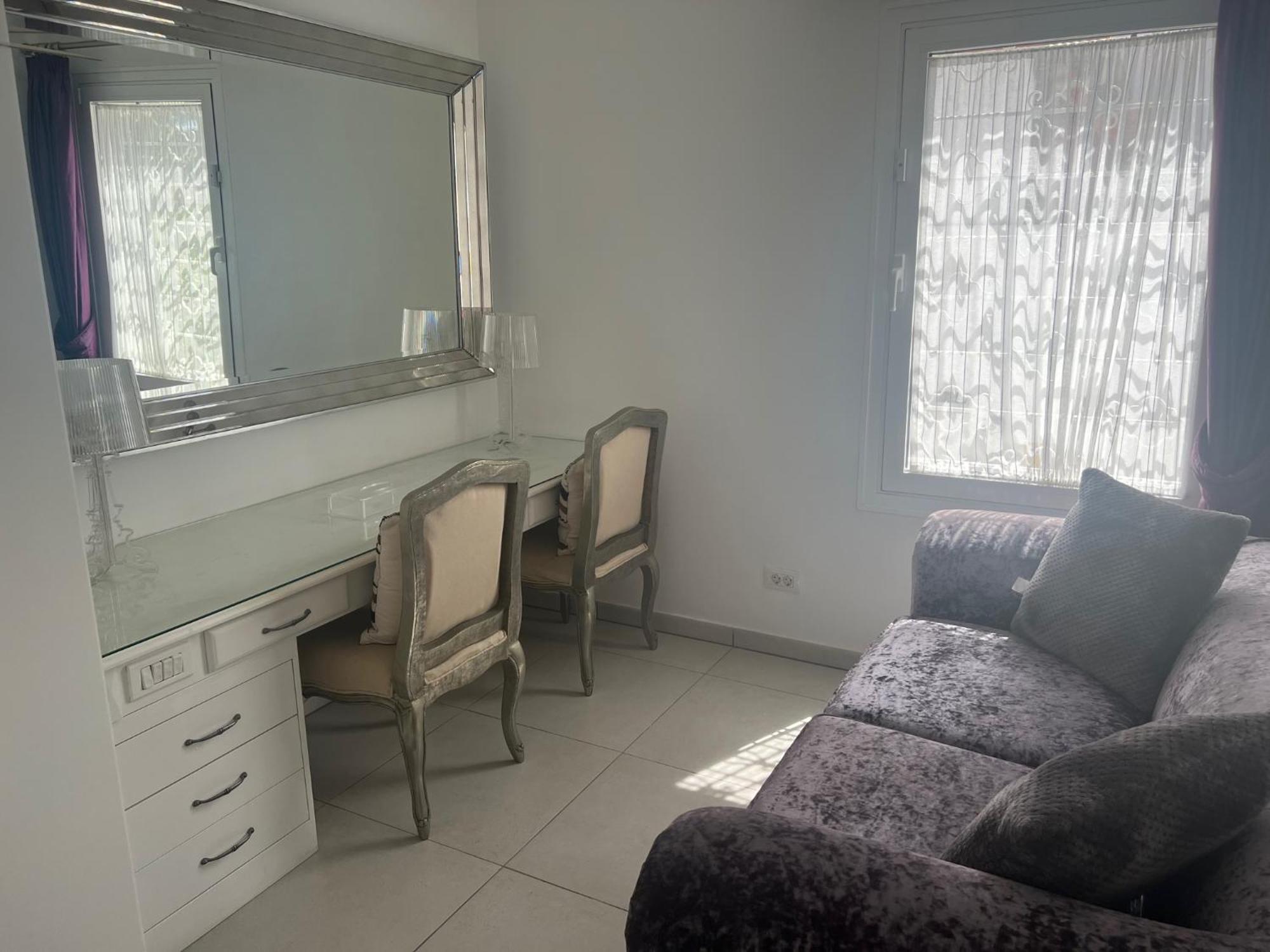 Luxury 4 Bedroom With Jacuzzi & Large Garden Villa *