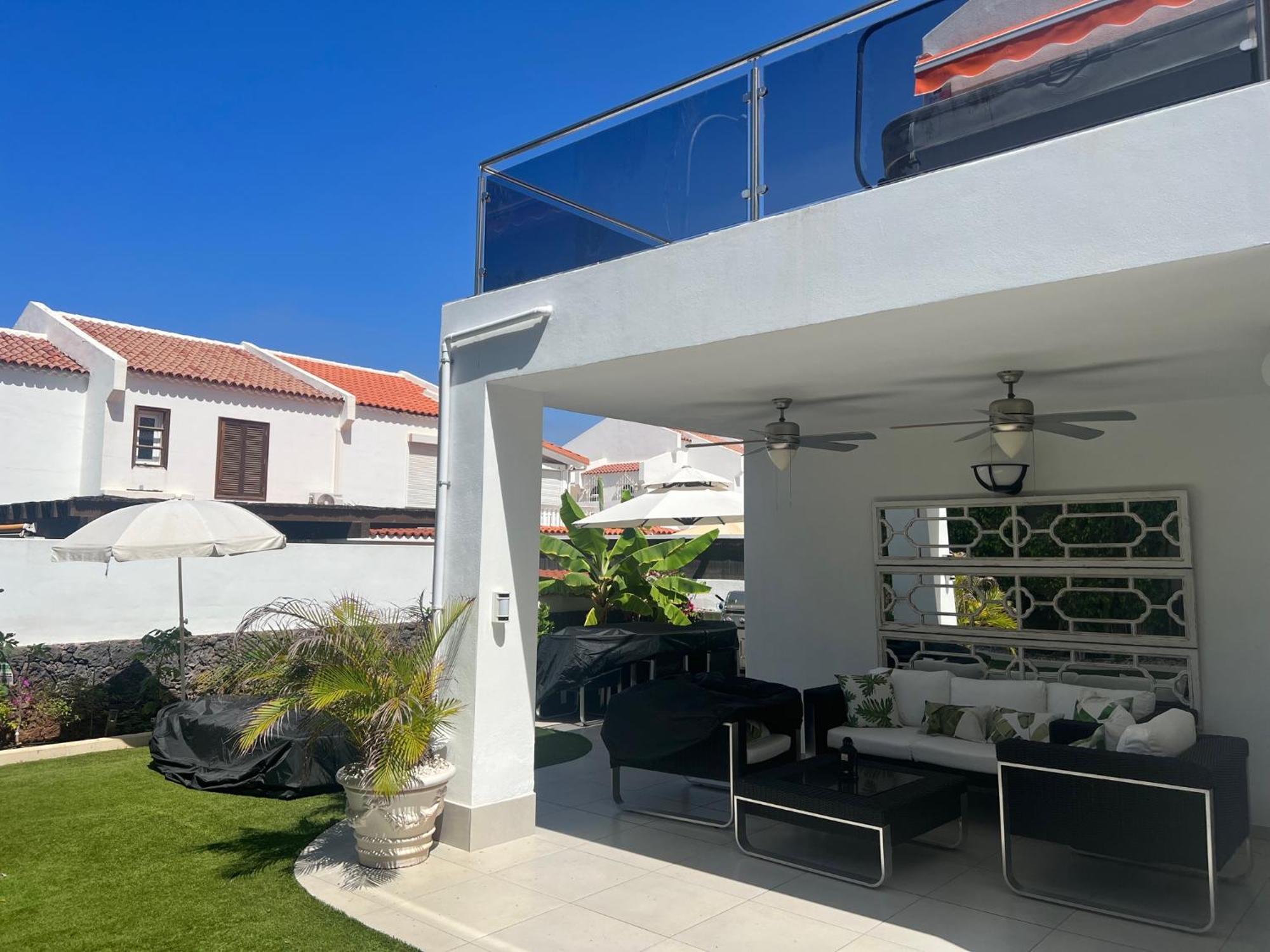 Luxury 4 Bedroom With Jacuzzi & Large Garden Villa *