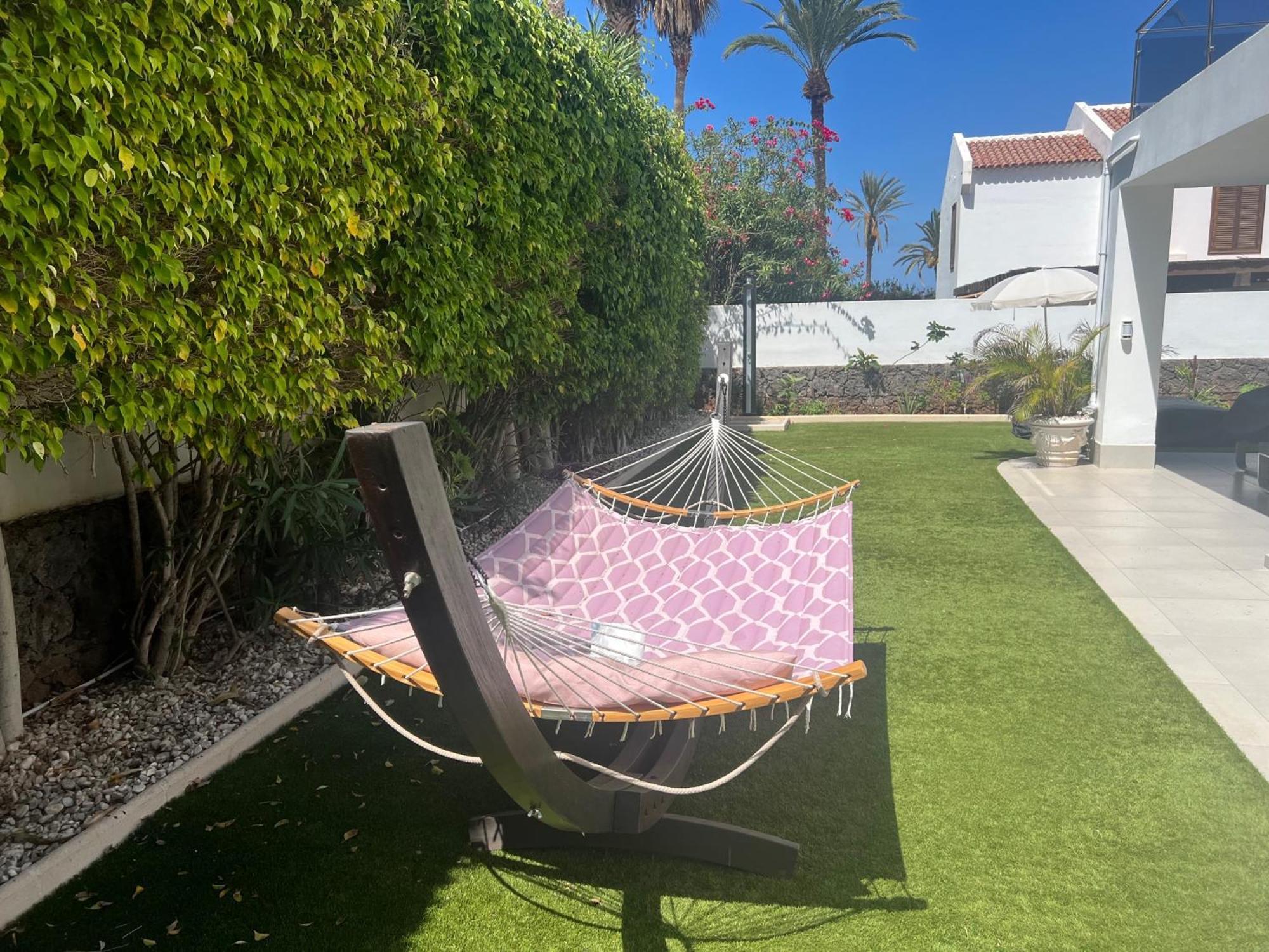 Luxury 4 Bedroom With Jacuzzi & Large Garden Villa *