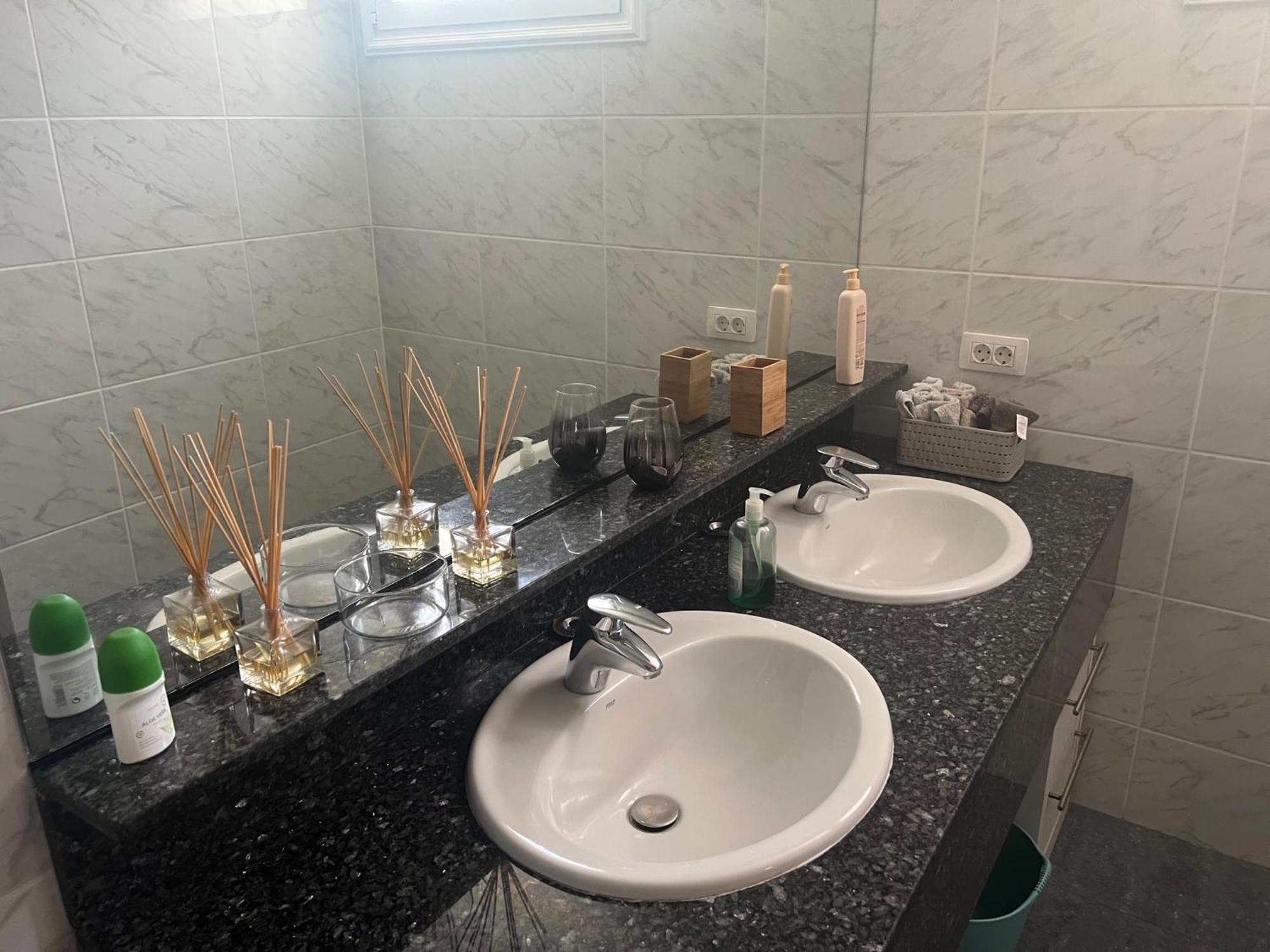 Villa Luxury 4 Bedroom With Jacuzzi & Large Garden