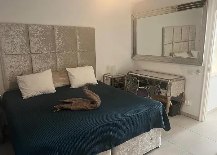 Luxury 4 Bedroom Villa With Jacuzzi & Large Garden