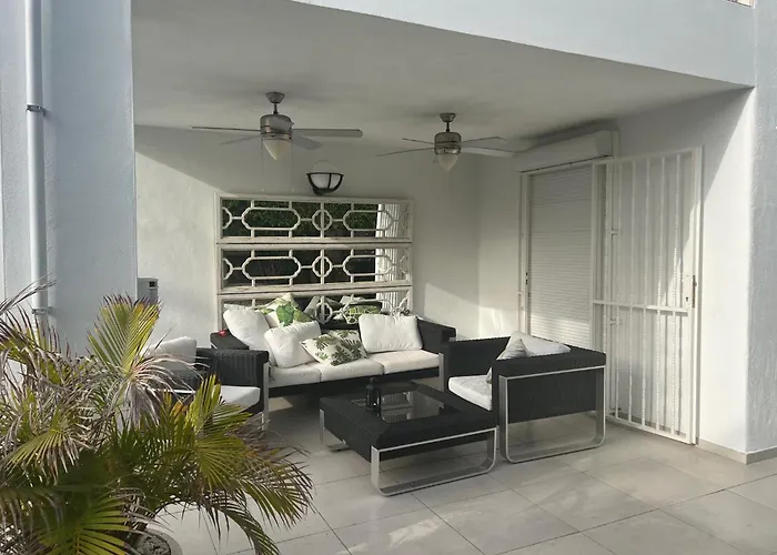 Luxury 4 Bedroom Villa With Jacuzzi & Large Garden