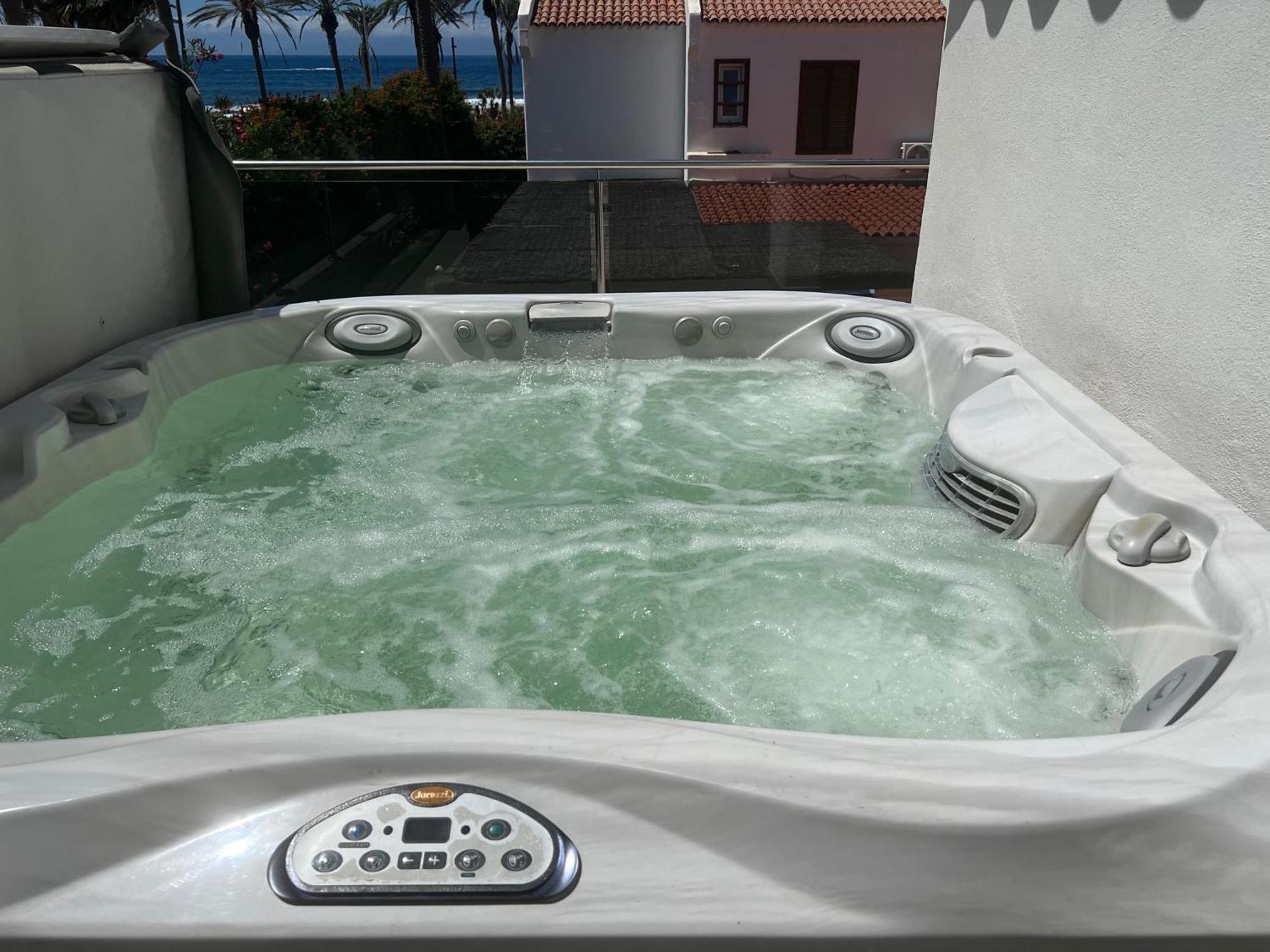 Villa Luxury 4 Bedroom With Jacuzzi & Large Garden