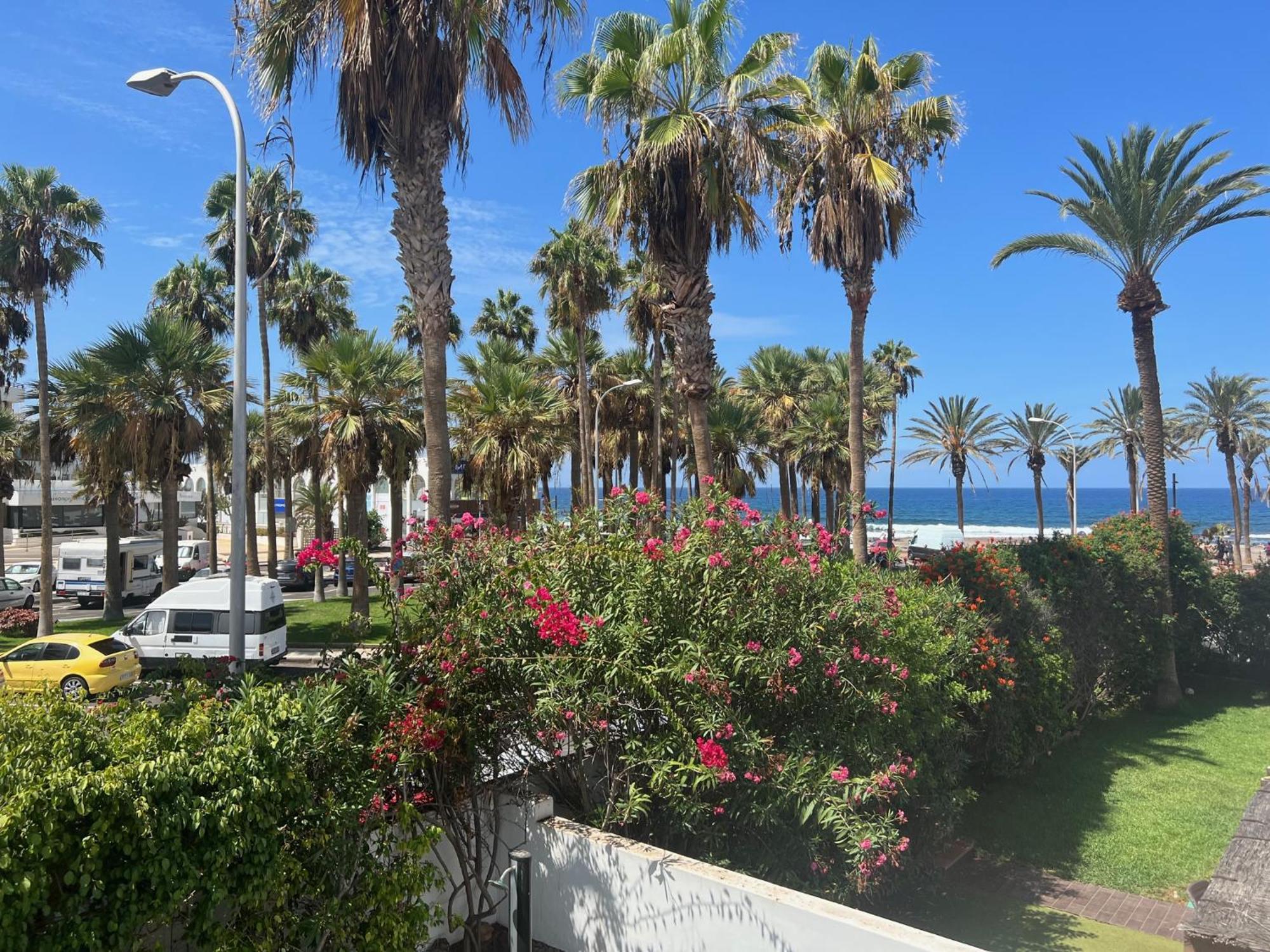 Luxury 4 Bedroom With Jacuzzi & Large Garden Villa Playa de las Américas
